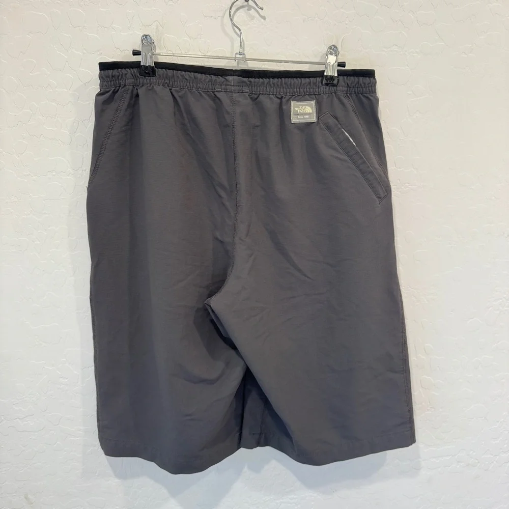 The North Face Charcoal Grey Athletic Shorts Mens Medium Athleisure Workout